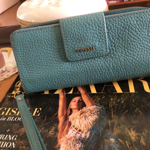 A Fossil leather wristlet wallet in a beautiful teal green. - Picture 2 of 10